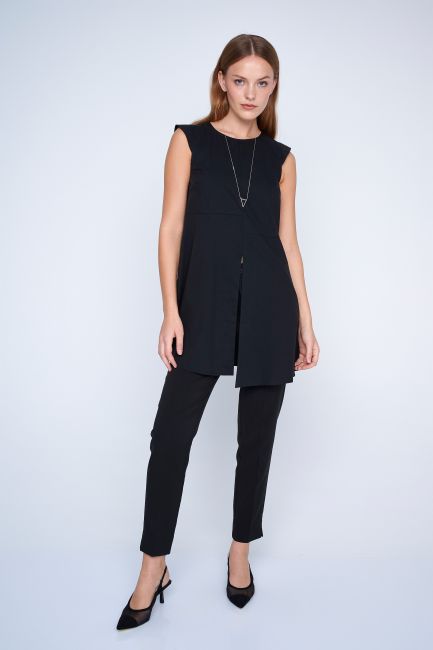 Sleeveless top with accessory - Black